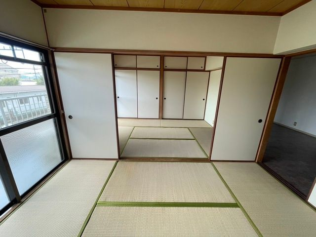 プレアール長門石の洋室