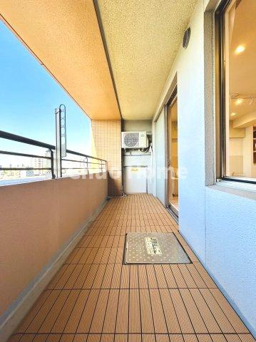 マークス亀戸のバルコニー|【バルコニー】幅もあって、奥行きもあるゆとりのバルコニー。洗濯物を干したり乾かしたりだけでなく、ただ出てみるだけでも気持ちいいですよ。