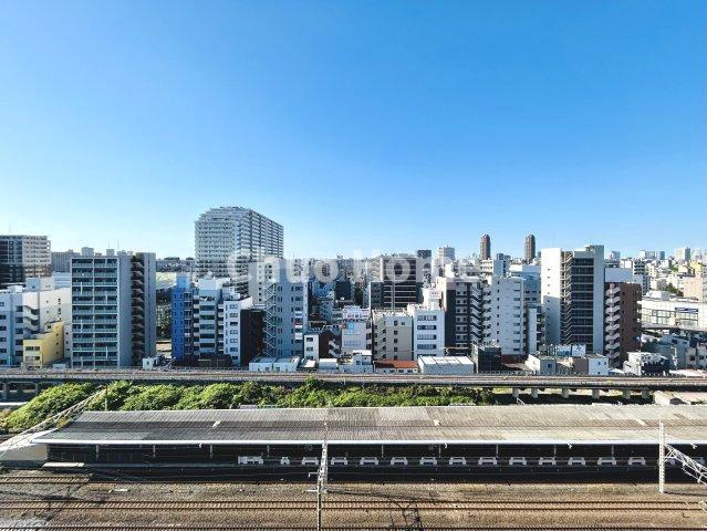 マークス亀戸の展望|手を伸ばせば、ふれることが出来そうな環境が、そのままインテリアになったような印象です。その豊かな眺望にふさわしい空間には、通風・採光にも優れ、心地よい光と風があふれています