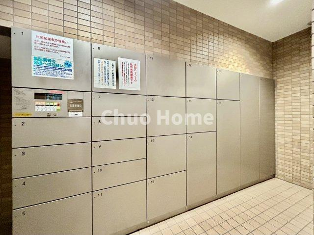 マークス亀戸の設備|【宅配ボックス】在宅時・不在時に関わらず、居住者の代わりに非対面で宅配物を受け取ってくれる便利な設備です。わかりやすくご説明致しますので見学時にはお部屋だけではなく共用部分もぜひチェックしてください。