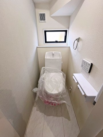 新築戸建・新築建売　福島市松木町第2　福島第二小・福島第二中のトイレ|白を基調としており小窓で換気ができるので清潔感のある空間。ペーパーホルダーが2つあるのも便利です！