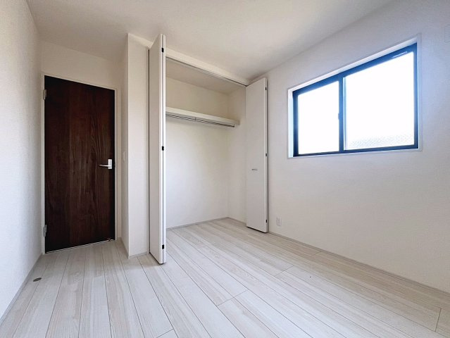 新築戸建・新築建売　福島市松木町第2　福島第二小・福島第二中の洋室|5.2帖の洋室は北側の窓から一定した柔らかい光が入り、PC作業や読書などにも最適なお部屋です！