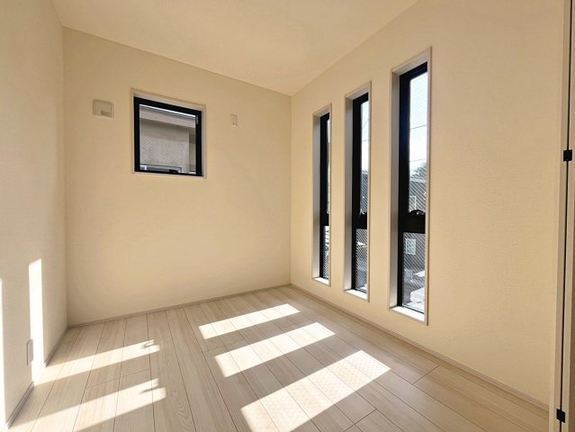 新築戸建・新築建売　福島市松木町第2　福島第二小・福島第二中の洋室|小窓が多いのでお部屋が明るく開放的です！