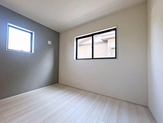 新築戸建・新築建売　福島市松木町第2　福島第二小・福島第二中の洋室|6帖の洋室は2面採光でたっぷりと日差しが入り明るいお部屋です！