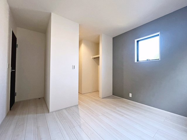 新築戸建・新築建売　福島市松木町第2　福島第二小・福島第二中の玄関|アクセントクロスがおしゃれでWIC付きの快適なプライベート空間！