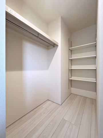 新築戸建・新築建売　福島市松木町第2　福島第二小・福島第二中の収納|WICは収納棚とハンガーパイプ付きで収納がしやすい！