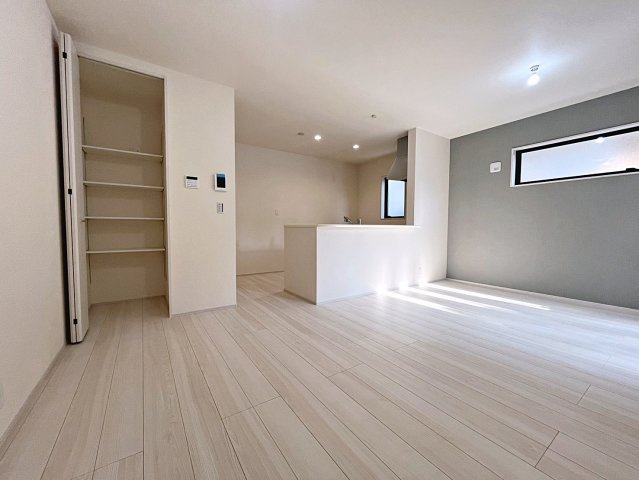 新築戸建・新築建売　福島市松木町第2　福島第二小・福島第二中の居間・リビング|収納豊富なLDK！広々としたリビングは家族が集うくつろぎの空間です！
