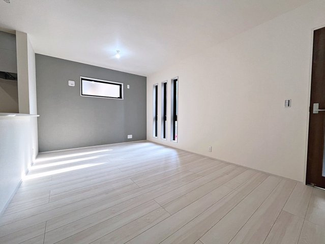 新築戸建・新築建売　福島市松木町第2　福島第二小・福島第二中の居間・リビング|窓が多いので明るく開放的！キッチンの前にダイニングテーブルを設置すれば、お料理の配膳もスムーズ！