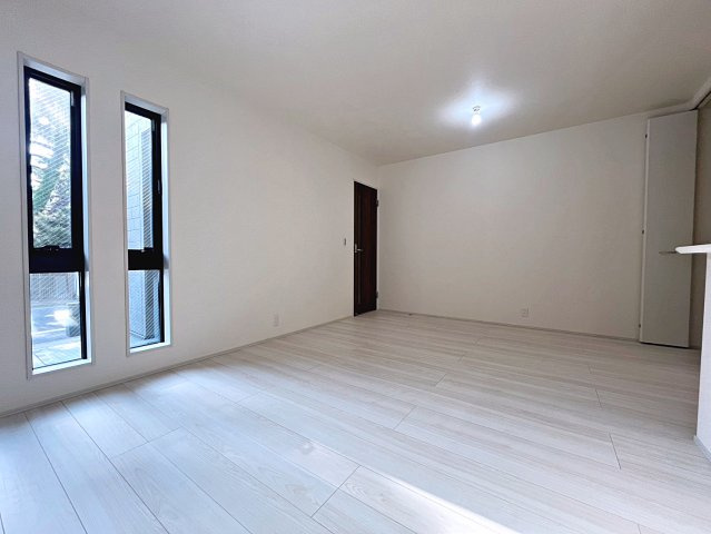 新築戸建・新築建売　福島市松木町第2　福島第二小・福島第二中の居間・リビング|太陽の日差しが気持ちの良いリビングは広々としているので家具を設置してもゆとりがあります！