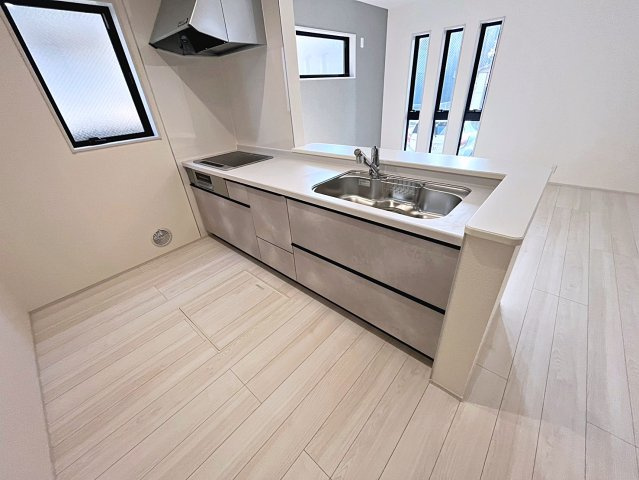 新築戸建・新築建売　福島市松木町第2　福島第二小・福島第二中のキッチン|キッチンはカウンターになっているのでリビング全体を見渡すことができます！