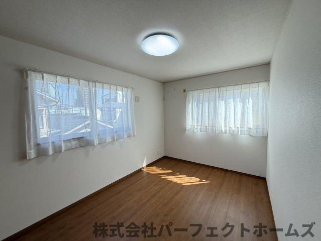 北中振4丁目戸建の洋室|きれいな洋室です