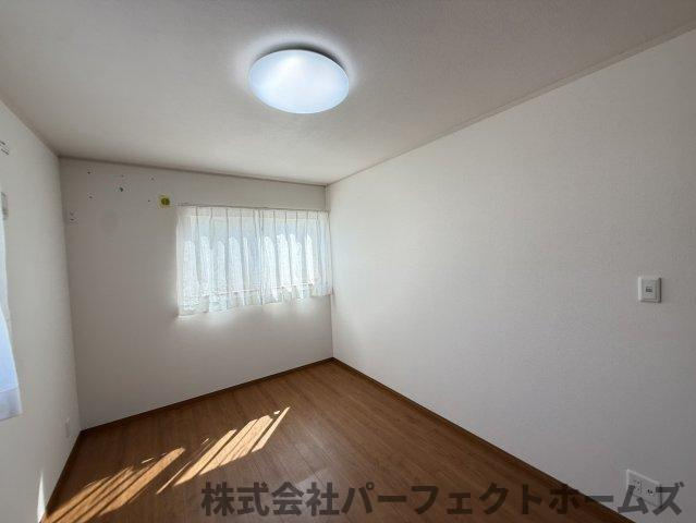 北中振4丁目戸建の洋室|きれいな洋室です