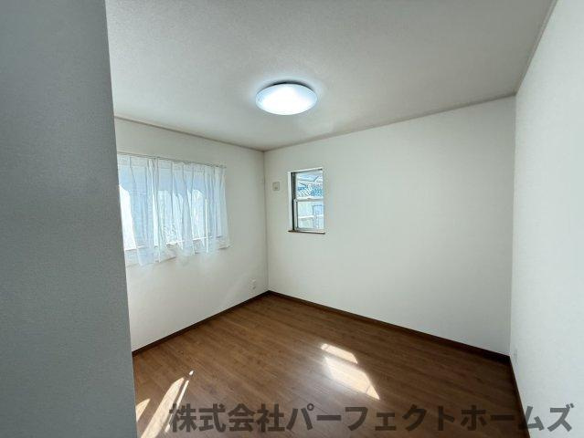 北中振4丁目戸建の洋室|落ち着いた色調の洋室です