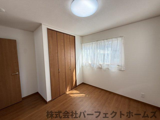 北中振4丁目戸建の洋室|ゆったりした洋室です