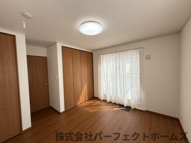北中振4丁目戸建の洋室|落ち着いた色調の洋室です