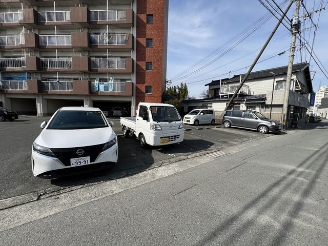 プレアール荒木の駐車場