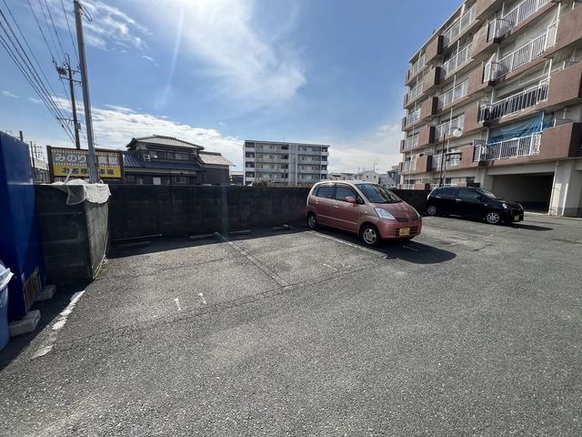 プレアール荒木の駐車場