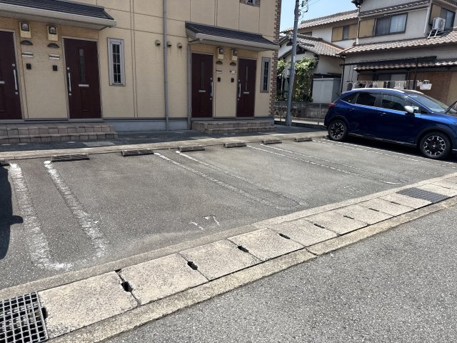 コンフォート新野辺の駐車場