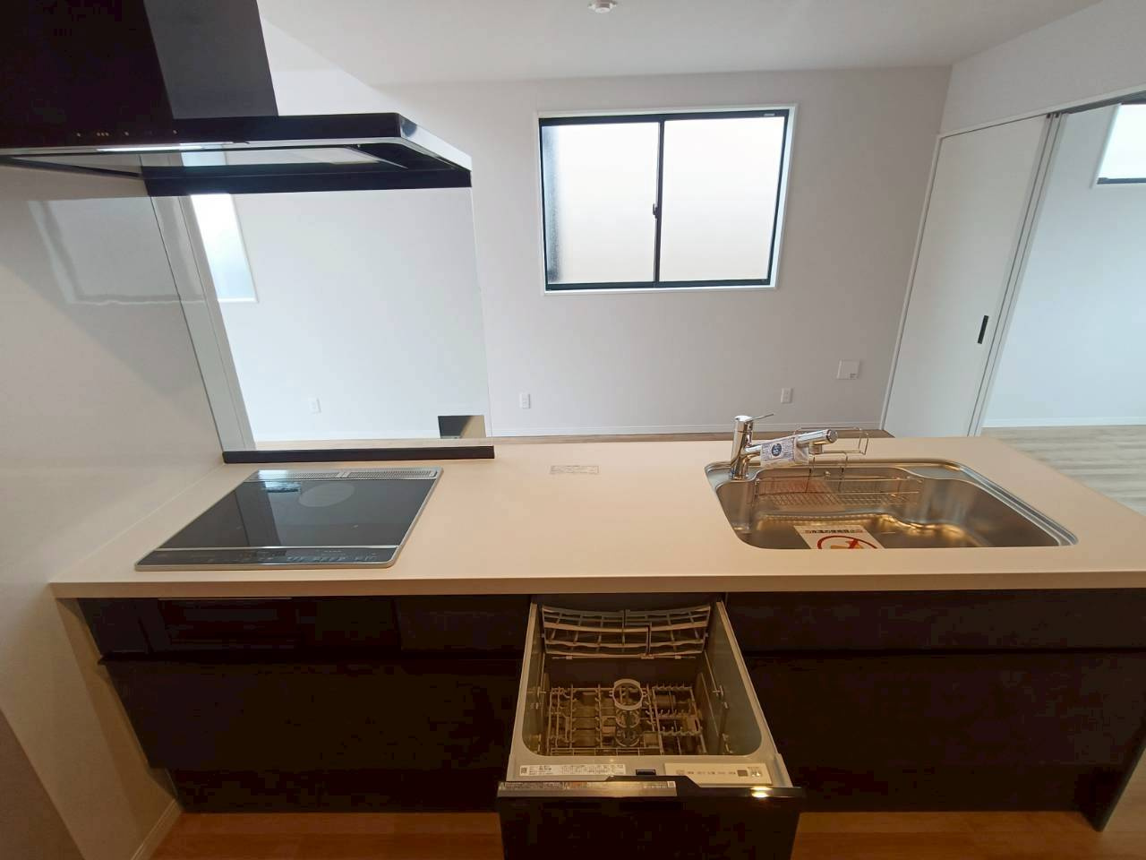 八潮市　上馬場　新築戸建　全1棟のキッチン|食器洗浄機が後片付けをサポート！食事後の家族のくつろぎタイムをゆっくりもてます♪
