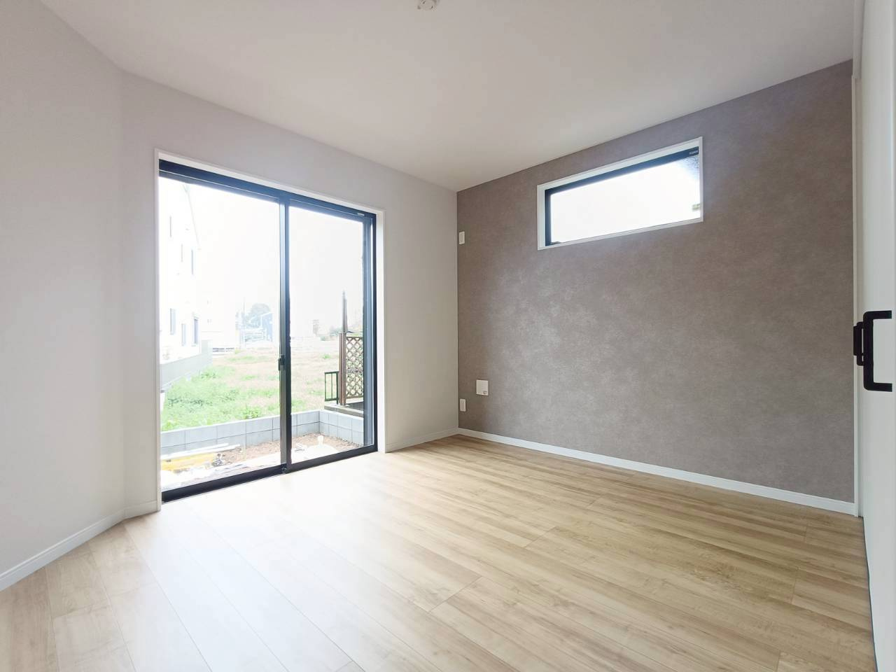 八潮市　上馬場　新築戸建　全1棟の洋室|落ち着いた色合いのフローリングです。
どんな色でも合わせやすく家具選びからカーテンなども合わせやすそうです