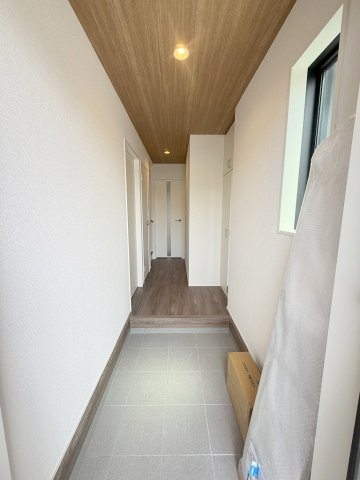 三郷市早稲田8丁目　新築戸建　全7棟　1号棟の居間・リビング|同施工会社の参考写真にCGによる画像処理を行っています。家具、小物、カーテン等はイメージはCGです。