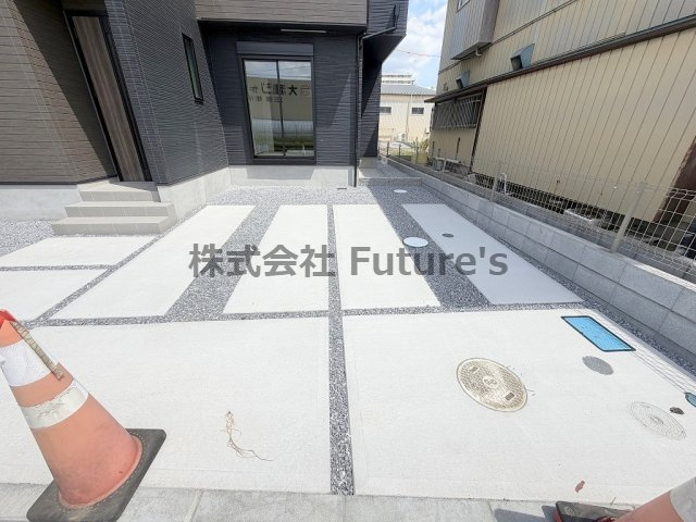 三郷市早稲田8丁目　新築戸建　全7棟　1号棟の駐車場|カースペース並列2台分付き