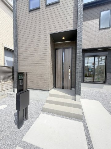 三郷市早稲田8丁目　新築戸建　全7棟　1号棟のエントランス|玄関アプローチ