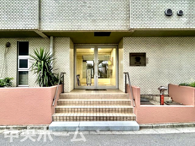 東神ダイアパレス新小岩のエントランス|【エントランス】マンションのエントランスは、その物件の印象を決める、顔とも言える場所です。毎日通る場所ですからきれいなのが一番です。エントランス内はオートロックですので暮らしの安全も確保されています。
