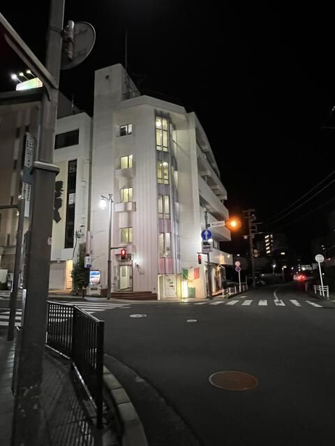 白バラビルの外観