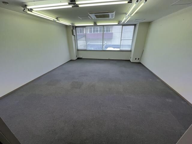 白バラビルの内装