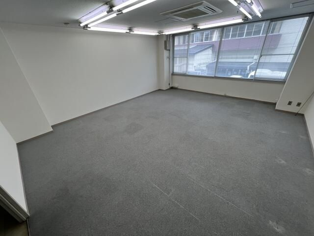 白バラビルの内装