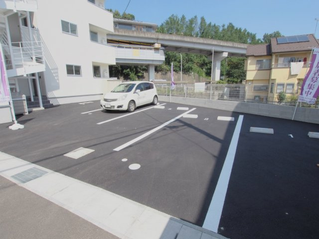 ライフメント伴駅前の駐車場