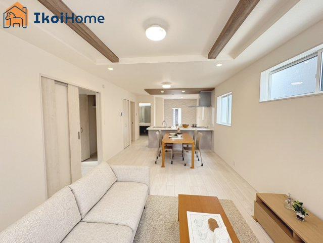 明石市魚住町中尾　全2棟1号棟　新築戸建の居間・リビング|【ホームページに現地動画掲載中】●年中無休：当日予約可●LDKは折上天井で開放感有！大型家具も設置可
