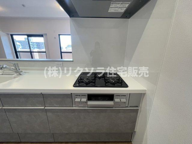 ダイアパレス樟葉のキッチン|ビルトイン3口コンロ
■物件内覧・資金計画相談・住宅ローン相談、リフォーム相談、お問合せ受付中■
※当日・翌日のご内覧、ご相談はお電話でのお問合せがスムーズです！