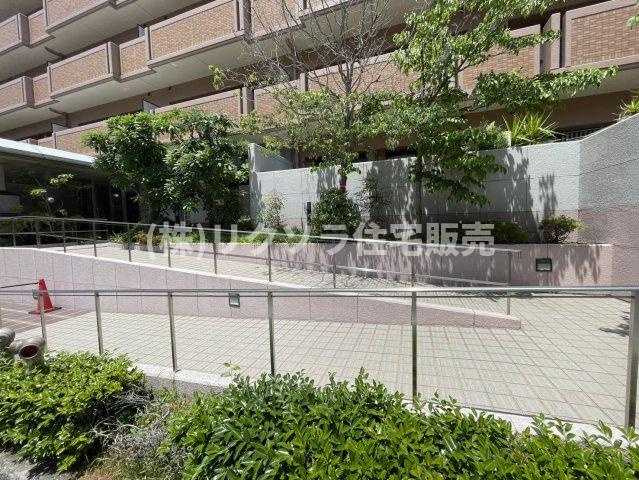 ダイアパレス樟葉の現況写真|エントランスまでのスロープ
■物件内覧・資金計画相談・住宅ローン相談、リフォーム相談、お問合せ受付中■
※当日・翌日のご内覧、ご相談はお電話でのお問合せがスムーズです！