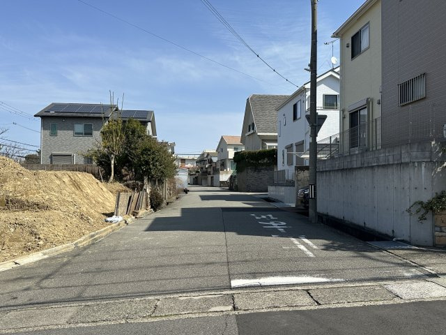 明石市松が丘３丁目土地の前面道路含む現地写真