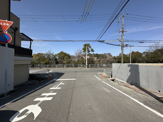 明石市松が丘３丁目土地の前面道路含む現地写真