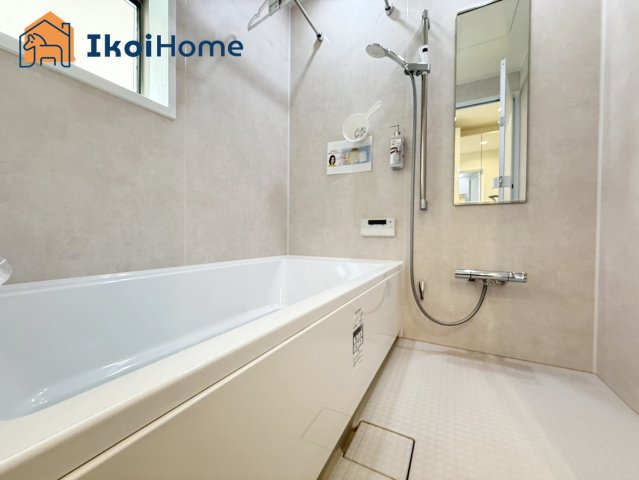 明石市魚住町中尾　全2棟2号棟　新築戸建の浴室|◆同社施工例◆年中無休：当日予約可●浴槽は広く足を伸ばして入ることができます。