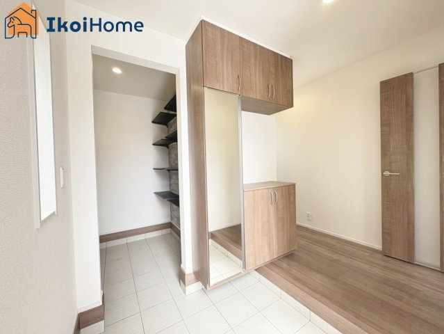明石市魚住町中尾　全2棟2号棟　新築戸建の玄関|【ホームページに現地動画掲載中】●年中無休：当日予約可●玄関は靴を沢山収納できるシューズボックス完備