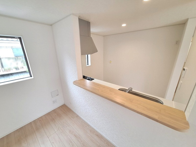 【キッチン】 | 板橋区赤塚2丁目　新築一戸建住宅　全1棟　（成増店） | 【カウンターキッチン】家事動線を、最短距離に。作った料理をそのままカウンターへ。無駄な動きを省く賢い設計。