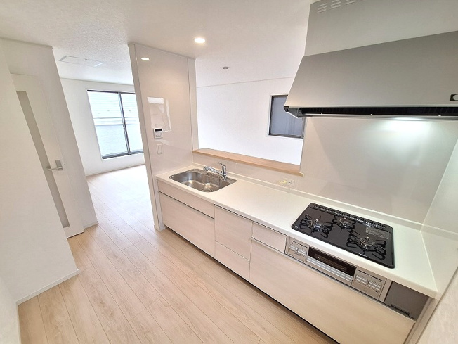 【キッチン】 | 板橋区赤塚2丁目　新築一戸建住宅　全1棟　（成増店） | お子様の宿題を見守りながら、夕食の準備。家族の『今』を共有できる対面式キッチン