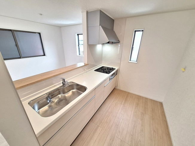 【キッチン】 | 板橋区赤塚2丁目　新築一戸建住宅　全1棟　（成増店） | 料理中も、会話が途切れない幸せ。リビング全体を見渡せる、特等席の対面式キッチン。