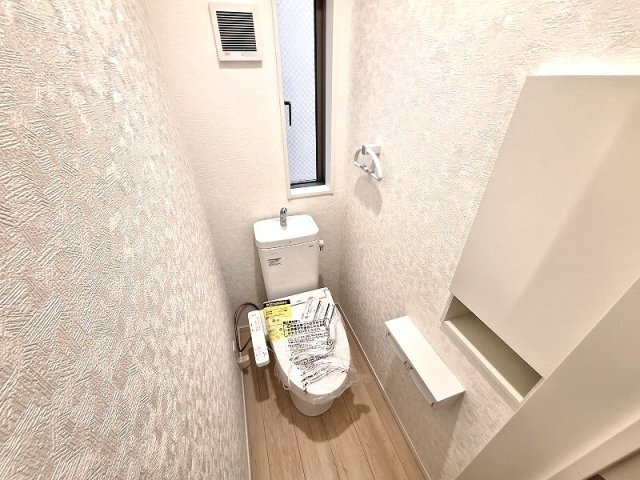 【トイレ】 | 板橋区赤塚2丁目　新築一戸建住宅　全1棟　（成増店） | 忙しい朝に、心のゆとりを。1階、2階、２ヶ所に設置されたトイレが、スムーズな一日のスタートを約束します。