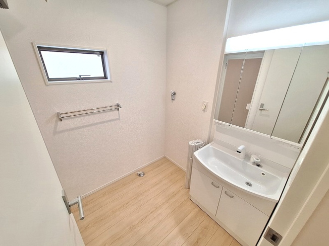 【独立洗面台】 | 板橋区赤塚2丁目　新築一戸建住宅　全1棟　（成増店） | 朝の身支度がスムーズに。合わせ鏡ができる三面鏡＆たっぷり収納の三面鏡付洗面化粧台。
