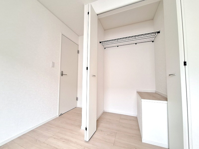 【洋室】 | 板橋区赤塚2丁目　新築一戸建住宅　全1棟　（成増店） | 5.75帖の洋室の階段上を活用した収納。