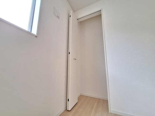 【収納】 | 板橋区赤塚2丁目　新築一戸建住宅　全1棟　（成増店） | 5.75帖の洋室内にはもう一つの収納がございます