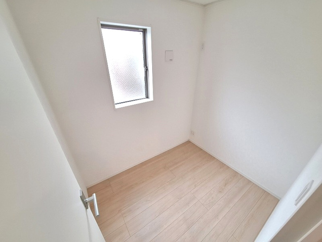 【洋室】 | 板橋区赤塚2丁目　新築一戸建住宅　全1棟　（成増店） | 収納部屋そしても使える2.5帖のテレワークルーム。