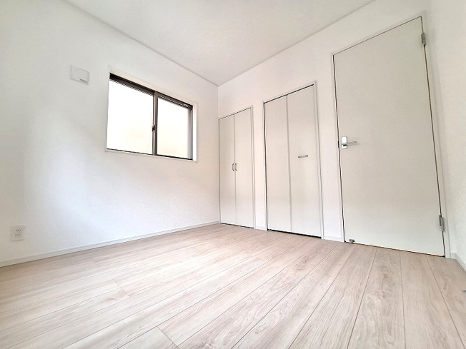 【洋室】 | 板橋区赤塚2丁目　新築一戸建住宅　全1棟　（成増店） | 4.5帖の洋室には2ヶ所の収納。