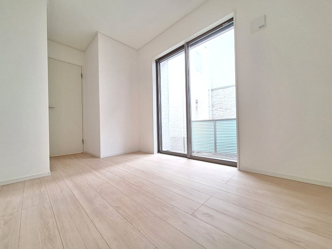 【洋室】 | 板橋区赤塚2丁目　新築一戸建住宅　全1棟　（成増店） | 4.75帖の洋室。掃き出し窓を採用し、明るい光が差し込んでいます。