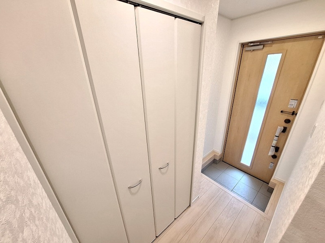 【玄関】 | 板橋区赤塚2丁目　新築一戸建住宅　全1棟　（成増店） | 玄関にはクローゼットタイプのシューズクロークを採用。